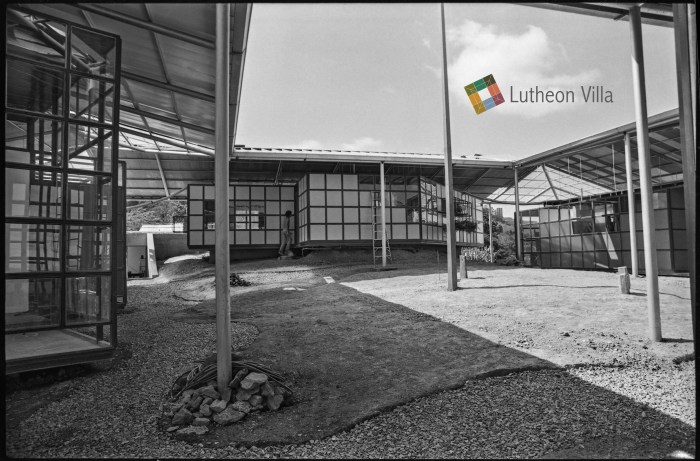 Central courtyard of the house Lutheon by the Venezuelan architect Jorge Castillo in San Antonio de los Altos. Photo by: Jorge Andrés Castillo San Antonio de los Altos 1982 B / W 35mm neg.
